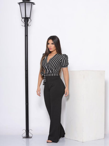 Macacão Feminino Listrado Manga Curta Pantalona Social em Malha Canelada