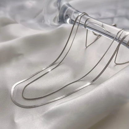 Na compra do Macaquinho Feminino Priscila, você ganha um Colar Curto Feminino Camada Dupla banhado a Ouro 18K e Prata 925.