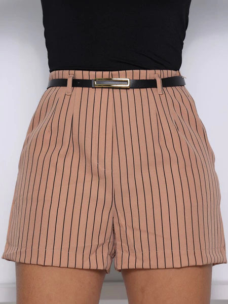 Short Feminino Alfaiataria Risca de Giz com Cinto e Zíper Lateral