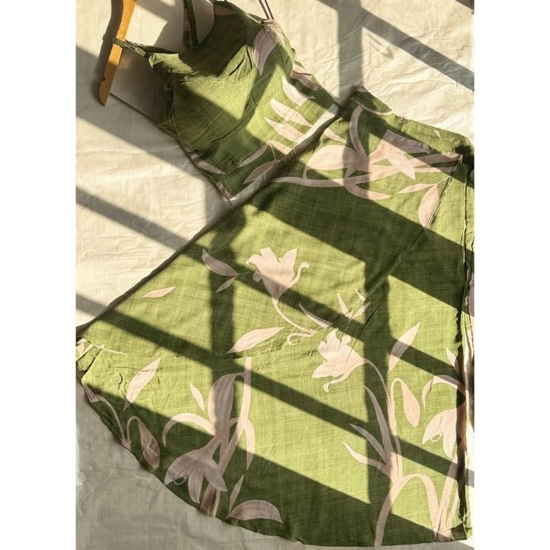 Conjunto Feminino Social Elegante em Viscolinho Estampado – Saia Envelope e Cropped