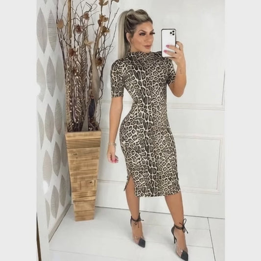 Vestido Midi Canelado Gola Alta e Fenda na Lateral
