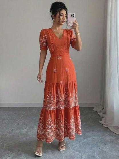 Vestido Longo Feminino Bordado com Babado e Cinto – Elegância Atemporal