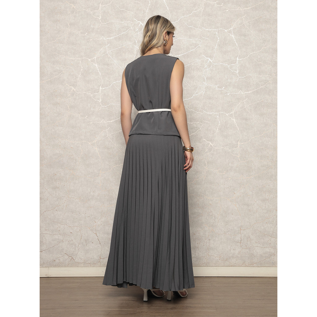 Conjunto Feminino Alfaiataria com Blusa Ajustada, Cinto Elegante e Saia Longa Plissada