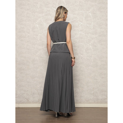 Conjunto Feminino Alfaiataria com Blusa Ajustada, Cinto Elegante e Saia Longa Plissada